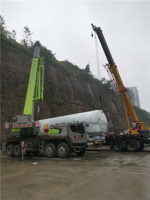 五原县“不怕风雨冻”—— 吊车的 “恶劣环境适应” 技术